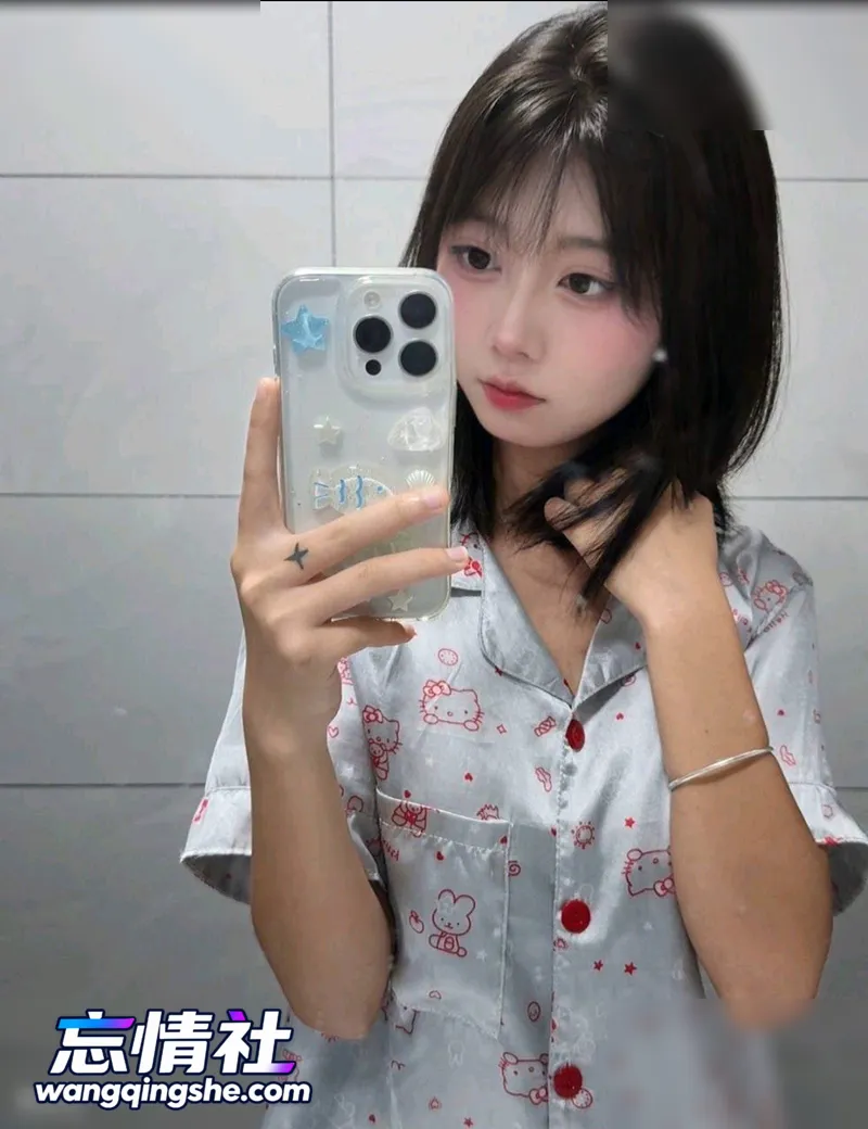 长沙B奶18岁160美女嫩妹【乌萨奇】身材嘎嘎板正  pikpak【1V/9P/1.9G/PIKPAK】