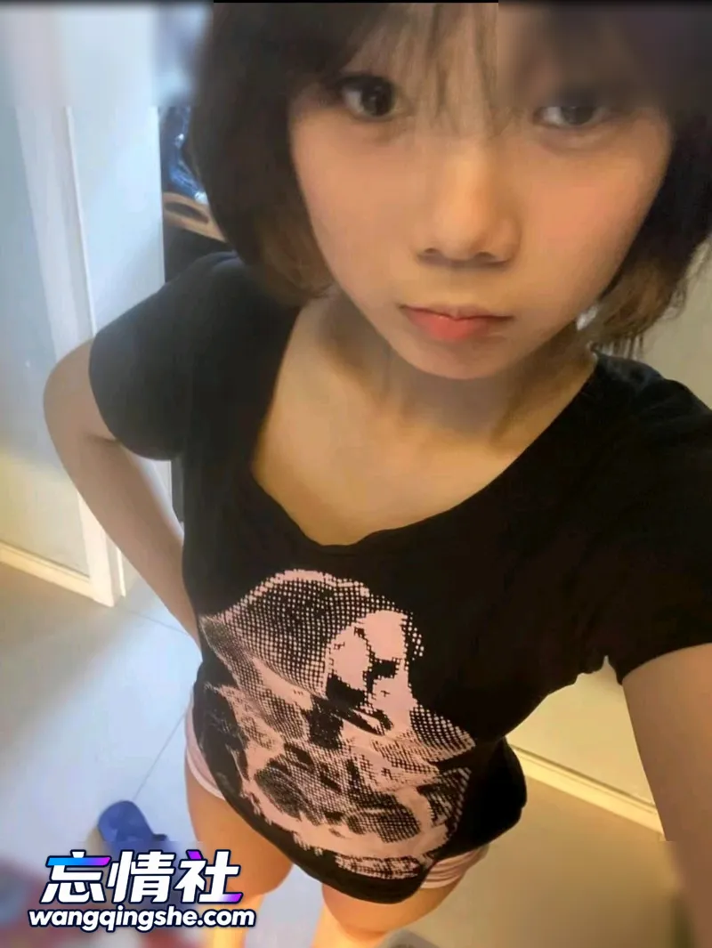【原档无水印】抖音英国留子眼镜妹，天天发一些擦边视…【16V/26P/534M/PIKPAK】