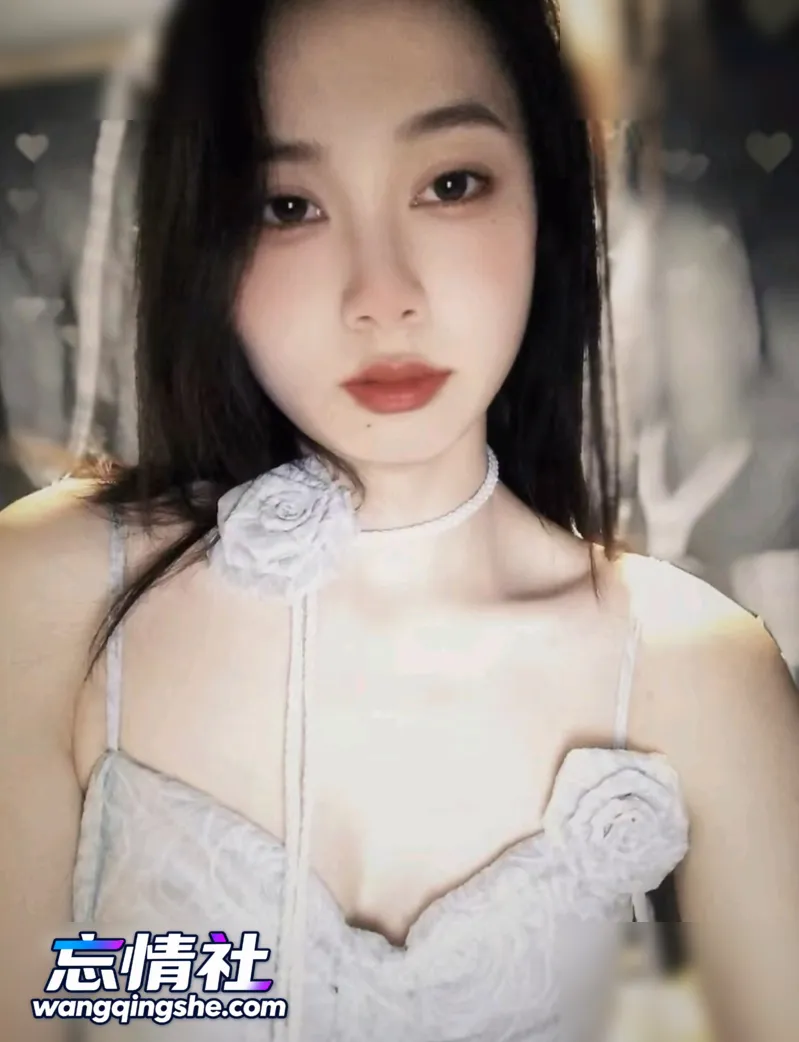 【苹果原相机云端泄密】风韵犹存气质美少妇超反差一面…【8V/14P/323M/PIKPAK】