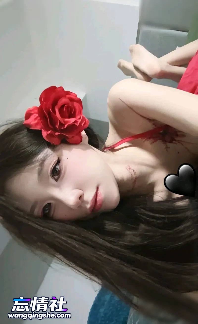 【原档无水印】抖音大长腿骚货线下约啪，直播是高冷女…【12V/9P/724M/PIKPAK】