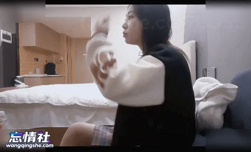 【7BOSS约啪】小少妇背着老公出来挣外快,叫声淫荡口活一流【1V/392M/PIKPAK】