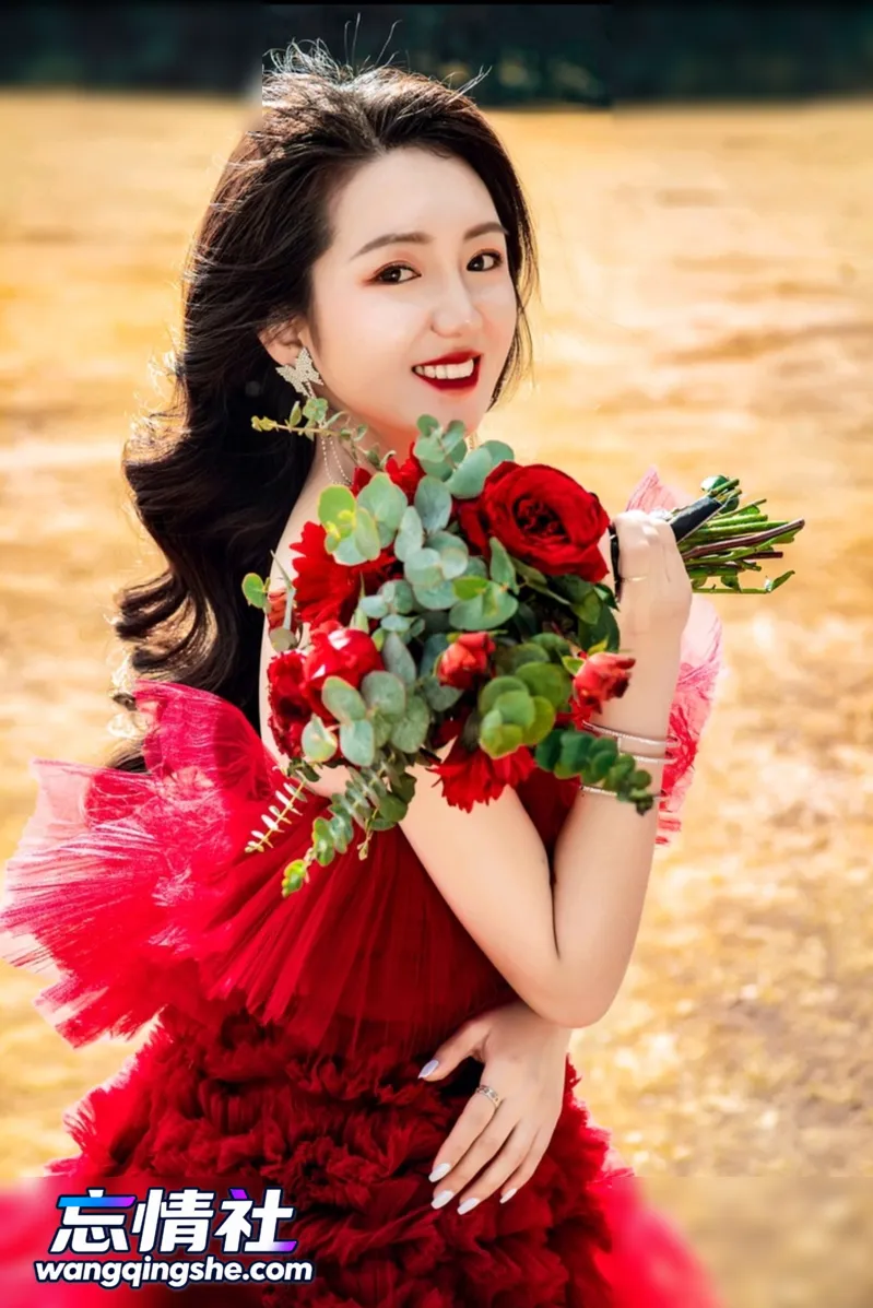 【原档无水印】绿帽老公把新婚老婆婚纱照全漏了，她手…【2V/22P/406M/PIKPAK】
