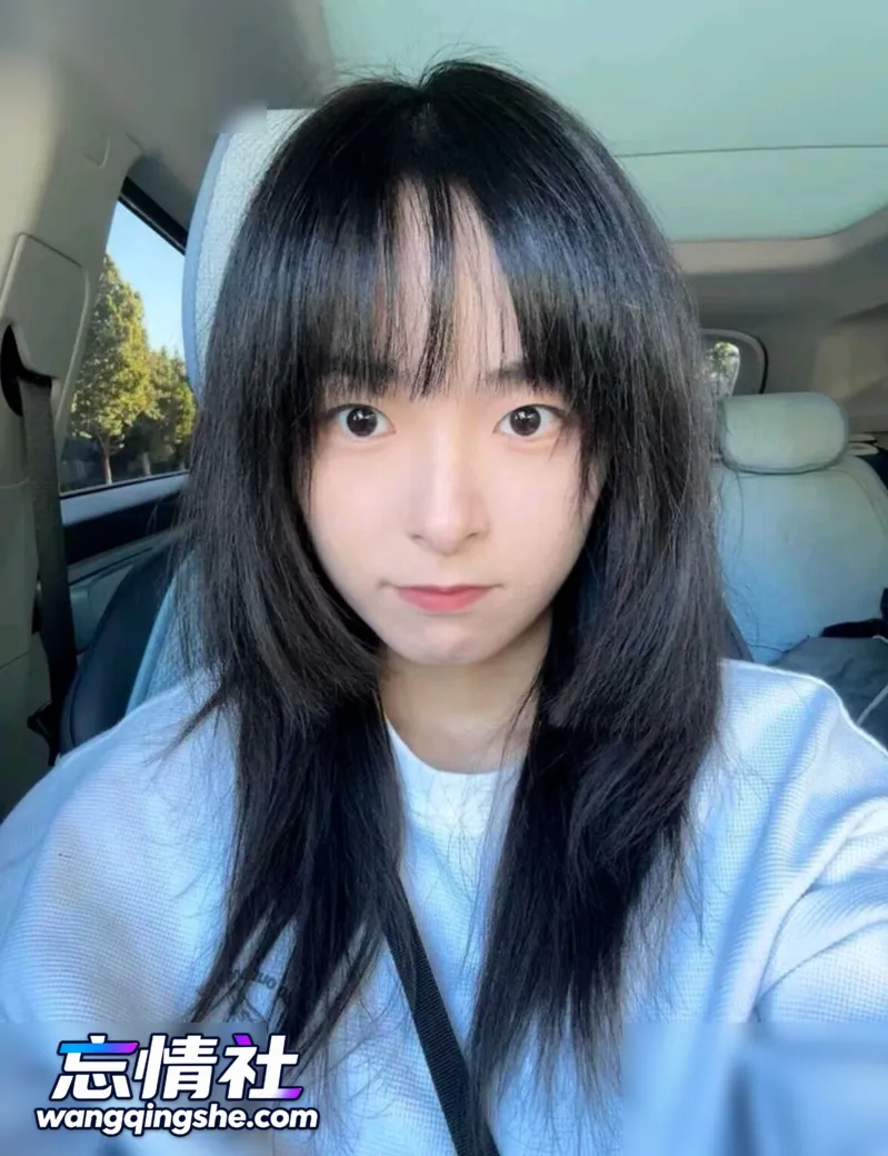 【原档无水印】商场抓拍猫耳白虎少妇，甜甜外表下自掰M…【4V/4P/337M/PIKPAK】