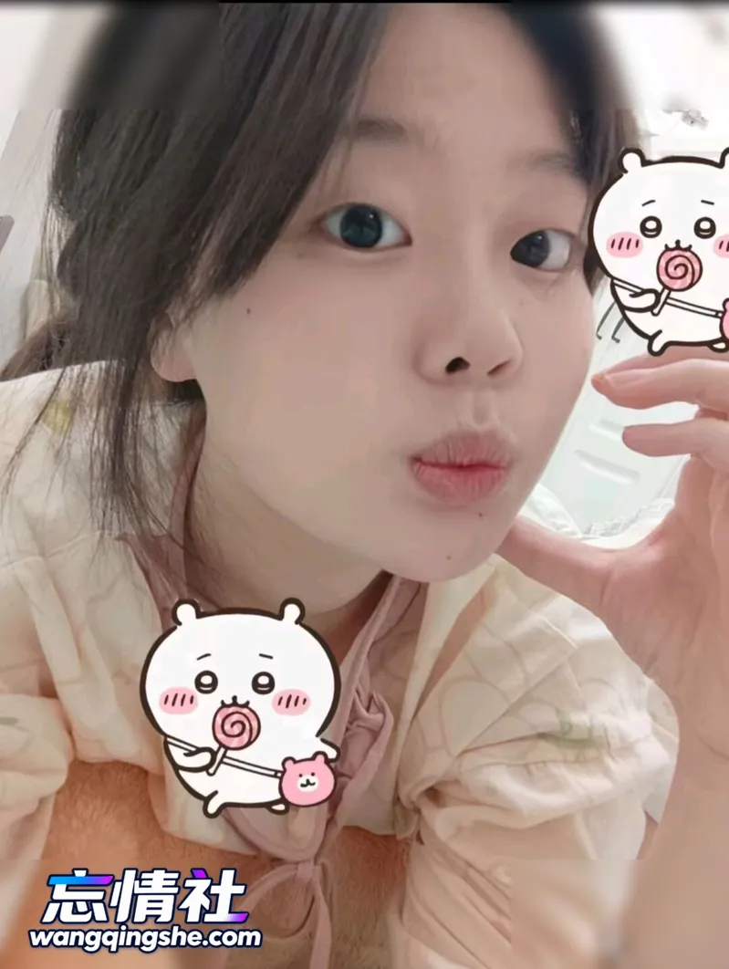 【原档无水印】乖巧黑长直眼镜白嫩妹穿着白色碎花吊带…【PIKPAK】