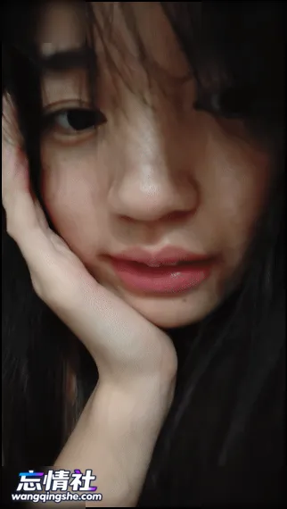 【原档泄密】高颜值反差清纯眼镜妹在家和宿舍自拍视频…【44V/18P/2.4G/PIKPAK】