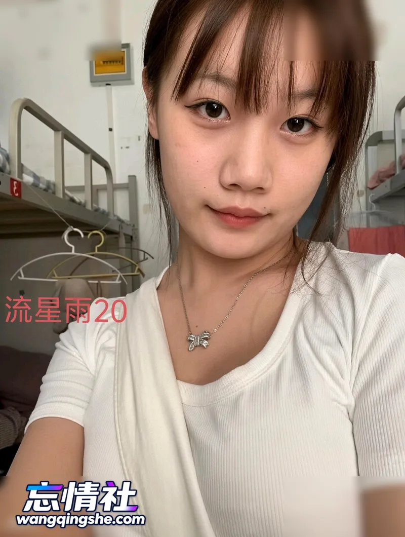 【原档无水印】透明框眼镜＋白毛衣宿舍自拍，清纯外表…【PIKPAK】