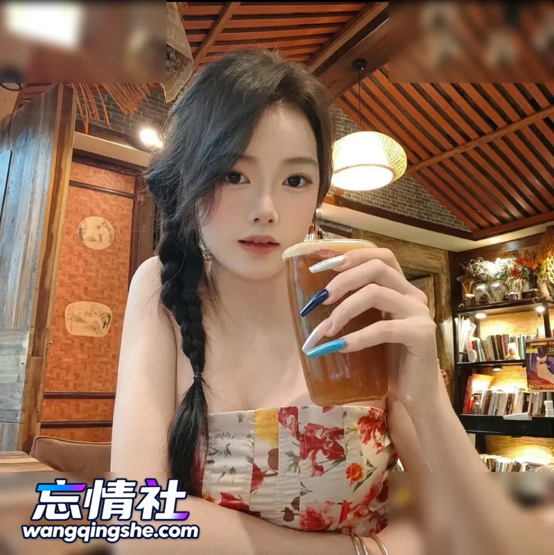 【原档无水印】花裙编发在咖啡馆举杯自拍，和男友贴脸…【3V/8P/162M/PIKPAK】