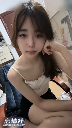 【泄密】年紀不大呆萌可愛OO後學生妹鎖上房門,閨房內褕…【1V/1.4G/PIKPAK】