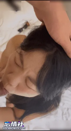 【原档无水印】黑白蕾丝女仆装躺条纹床单张嘴含指被按…【PIKPAK】